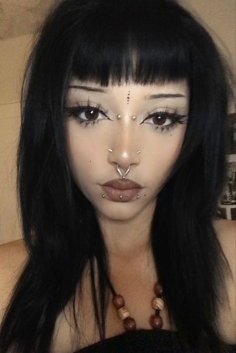 Simple Goth Look Makeup, Alt Grunge Makeup Looks, Grunge Halloween Makeup, Baby Goth Makeup, Goth Baddie Makeup, Emo Aesthetic Makeup, Emo Baddie Makeup, Alt Makeup Ideas, Alt Piercings