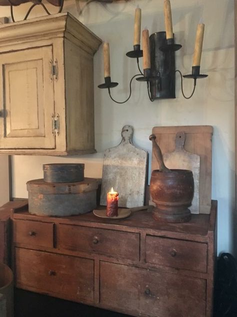 Primitive pantry decor... Primitive Homes Interiors, Primitive Kitchen Cabinets, Primitive Pantry, Primitive Vignettes, Primitive Rustic Decor, Colonial Decorating, Pantry Decor, Primitive Living Room, Primitive Living