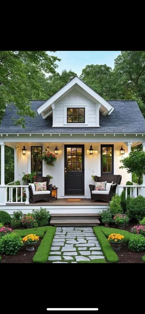 Small House Exteriors, Cottage Tiny House, Tiny House Big Living, Ranch House Exterior, Tiny House Camper, House Flippers, Small Cottage Homes, Small Cottages, Cottage Style House Plans