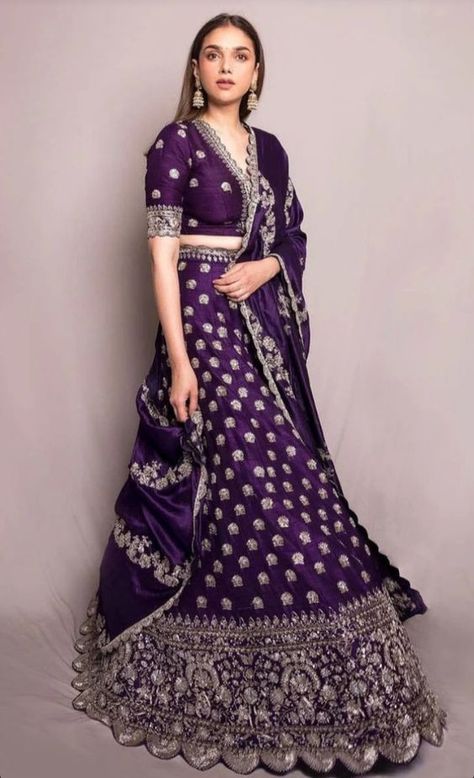 Pin-Worthy Winter Wedding Bridal Outfit Ideas To Save Right Now Lehenga For Party, Latest Lehnga Designs, Wedding Bridal Outfit, Lehenga Color Combinations, Bridal Outfit Ideas, Lehenga Saree Design, Lehenga Designs Simple, Indian Bride Outfits, Bridal Outfit