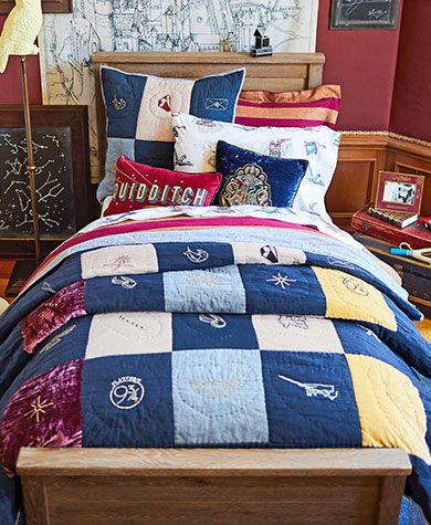 Harry Potter bedspread Harry Potter Comforter, Harry Potter Bedding, Harry Potter Quilt, Harry Potter Room Decor, Harry Potter Bedroom, Harry Potter Quidditch, Pb Kids, Harry Potter Room, Quilted Sham