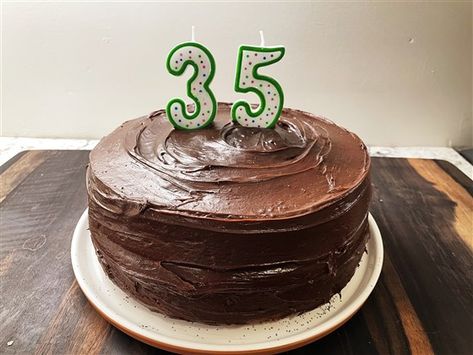 This 5-ingredient cake tastes like a chocolate peanut butter cup Chocolate Ganache Icing, Ganache Icing, Chocolate Peanut Butter Cake, Chocolate Chip Cake, Cake Decorating Classes, Chocolate Peanut Butter Cups, Peanut Butter Cake, Rich Desserts, Peanut Butter Cup