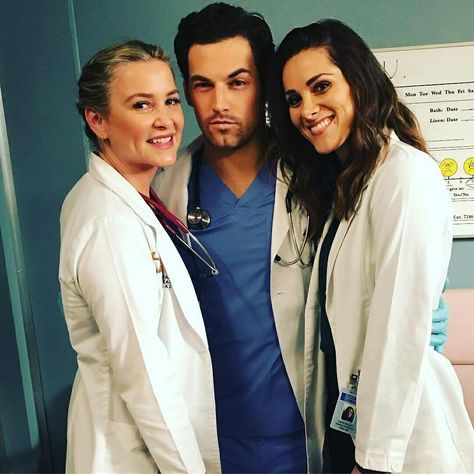 Jessica Capshaw, Giacomo Gianniotti, Stefania Giacomo Gianniotti, Justin Chambers, Mindy Project, Grays Anatomy Tv, Stefania Spampinato, Jessica Capshaw, Greys Anatomy Characters, Lexie Grey, Greys Anatomy Cast