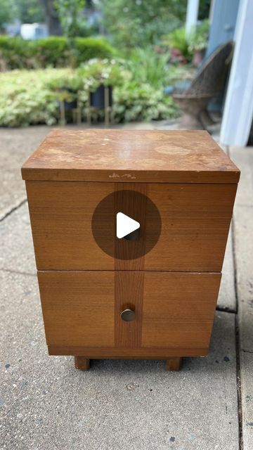 Art is Beauty on Instagram: "After selling my big honeycomb dresser I had to get right back to work on another piece. This cute MCM nightstand had been in my garage for quite some time.  So with the cooler weather i figured it was a great time to do a quick makeover.  I wanted to keep as much as the original wood as I could.  So I kept the legs and drawers.  I think the paint makes the gorgeous vintage wood grain pop!  If I had two. I probably would have kept them for myself 😆. But alas, it’s for sale in my booth ;)   #paintedfurniture #furnituremakeover #beforeandafter #diy #paint #silkmineralpaint #vintage #vintagestyle #mcm #midcenturymodern #instagood #instadaily" Mcm Nightstand, Nightstand Makeover, Upcycled Projects, Dumpster Diving, Funky Junk, Diy Paint, Upcycled Crafts, Mineral Paint, Recycled Crafts