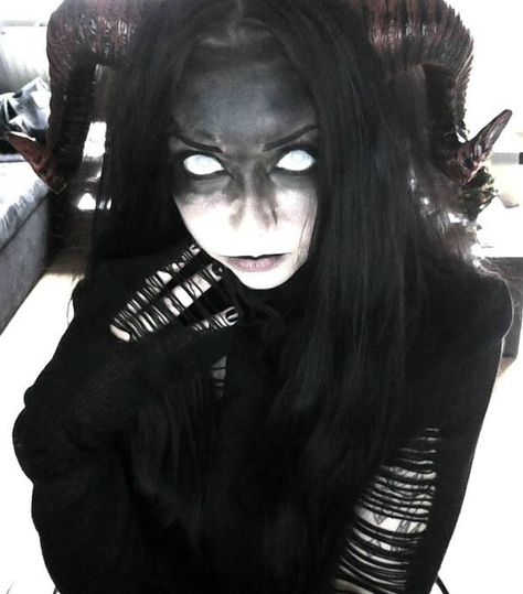 Maquillage Goth, Halloween Costumes Women Scary, Demon Makeup, Demon Costume, Creepy Halloween Makeup, Scary Witch, Halloween Makeup Scary, Horror Makeup, Halloween Makeup Inspiration