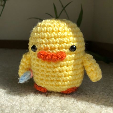 Duck Holding Knife, Holding Knife, Crochet Duck, Amigurumi Tutorial, Spotify Playlist, Amigurumi Crochet, R A, Crochet Amigurumi, Crochet Hats