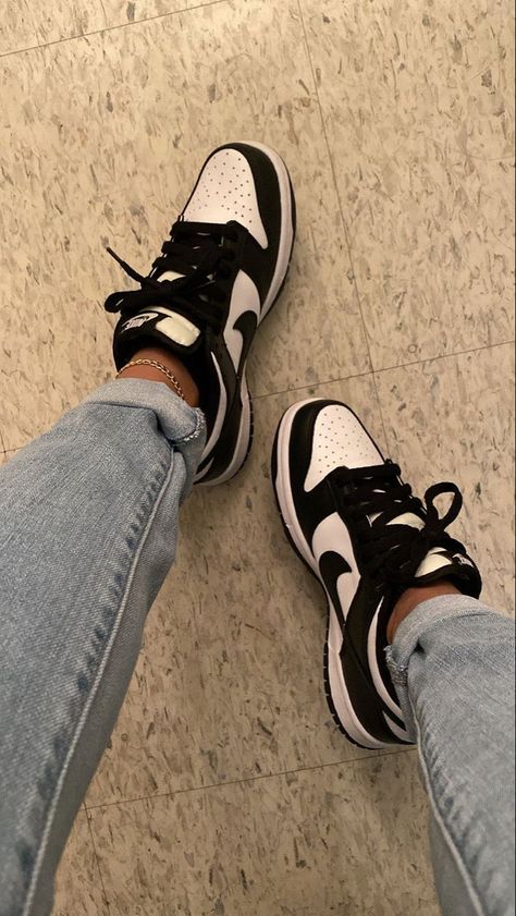 White Nike Shoes, Nike Fashion Shoes, Jordans Girls, Mode Zara, Pretty Shoes Sneakers, Shoes Heels Classy, All Nike Shoes, Boho Sandals, Cute Nike Shoes