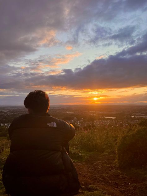 sad boy in the sunset Sunshine Boy Aesthetic, Sunset Photography People, Sunset Gif, Sunset Photoshoot Ideas, Cool Cartoon Drawings, Watching Sunset, Lonely Boy, Books Inspiration, Sunset Photoshoot