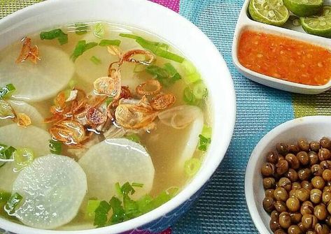 Soto bandung Soto Bandung, Indonesian Cuisine, Dinner Night, Indonesian Food, Food Recipe, Wonton Soup, Traditional Food, Soups, Food And Drink