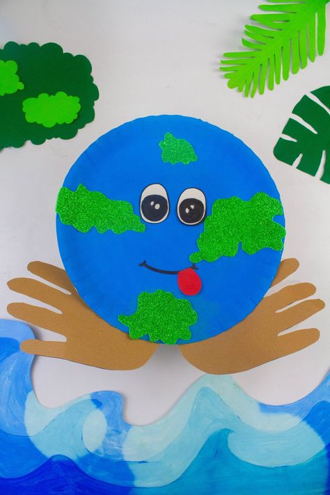 Handprint Paper Plate Earth Craft - In The Playroom Crafts With Kids, Earth Activities, Preschool Craft Activities, Earth Day Projects, Earth Craft, Earth Day Crafts, Earth Day Activities, Ramadan Crafts, Handprint Craft