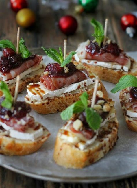 Cranberry, Brie and Prosciutto Crostini with Balsamic Glaze | The Brunette Baker Couple New Years Ideas, Brie And Prosciutto Crostini, Christmas Entree Ideas, Balsamic Crostini, Fancy Finger Foods, Brie Bruschetta, Brie And Prosciutto, Toast Noel, Prosciutto Brie