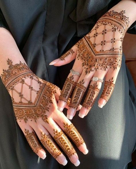 Mehndi Designs 2023 Latest, Aesthetic Mehndi Designs Back Hand, Simple Mehndi Designs Back Hand, Simple Back Hand Mehndi Designs, Henna Design Hand, Simple Bridal Henna, Back Hand Henna Designs, Henna Designs Back, Mehndi Mehndi