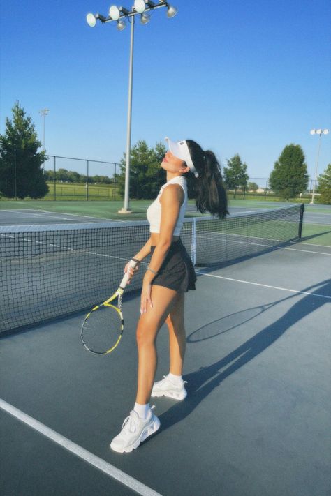 Court Photoshoot, Mode Tennis, Tennis Court Photoshoot, Tennis Photoshoot, Tennis Lifestyle, Tennis Pictures, Tennis Photos, Tennis Aesthetic, Tennis Life