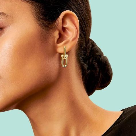 Bold and beautiful. Our HardWear Large Link Earrings make a statement of strength and style #BraceleyAndCo Gold Chain Bracelets, Tiffany Hardwear, Tiffany And Co Earrings, Gold Tiffany, Gold Motif, Rose Gold Drop Earrings, Yellow Gold Drop Earrings, Tiffany Earrings, 18k Gold Chain