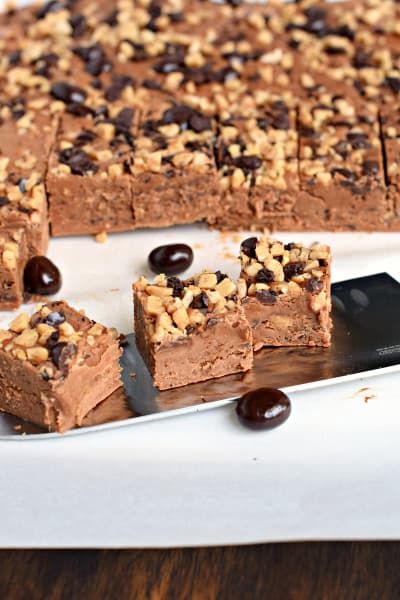 Espresso Toffee Fudge has an amazing chocolate flavor. The espresso and toffee make it absolutely fabulous! Toffee Fudge Recipe, Toffee Fudge, Toffee Chips, Best Chocolate Desserts, Shugary Sweets, Fudge Easy, Espresso Beans, Espresso Powder, Fudge Recipe