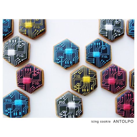 decorated sugar cookies : circuit boards Technology Cookies Decorated, Computer Cookies Decorated, Computer Cookies, Computer Cake, Geek Party, Sugar Cookie Royal Icing, Pretty Cookies, Fancy Cookies, Creative Cookies