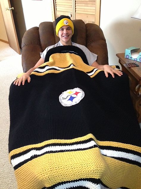 Ravelry: Steelers Blanket by Dayna Scoles Pittsburgh Steelers Crochet Blanket, Steelers Crochet Blanket, Steelers Blanket, Loom Blanket, Mc Ideas, Knitting Board, Loom Knitting Stitches, Crocheted Afghans, Afghan Squares