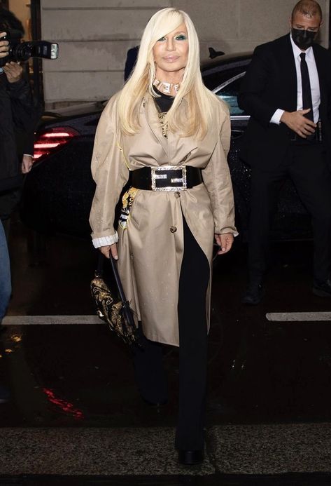 Versace And Fendi, Fendi Belt Outfit, Fendi Cape Outfit, Fendi Monogram Outfit, Black Fendi Belt, Fendi Fall Winter 2022/2023, Fendi Belt, Versace, Fendi