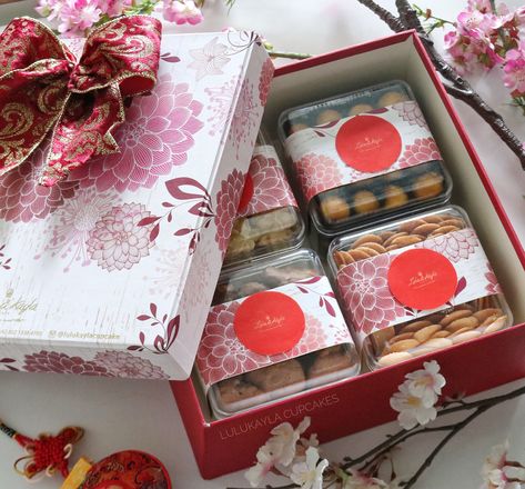 Cny Cookies Packaging, Cake Fotography, Hampers Photoshoot, Imlek Hampers, Cny Design, Cny Hampers, Cny 2025, Diwali Hampers, Cny 2024