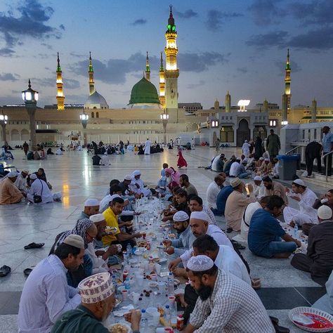 𝐑𝐚𝐦𝐚𝐝𝐚𝐧 𝐢𝐬 𝐨𝐧𝐜𝐞 𝐚𝐠𝐚𝐢𝐧 𝐮𝐩𝐨𝐧 us as it lets us know about the time of piety and absolution. It teaches us to stay united at the time of Iftar and break our fasts to please Allah Almighty. It also keeps us away from all bad habits that are forbidden in Islam. Hajj Video, Mecca Images, Medina Mosque, Ramadan Background, Masjid Al Haram, Online Quran, Muslim Pictures, Beautiful Mosques, Dubai City