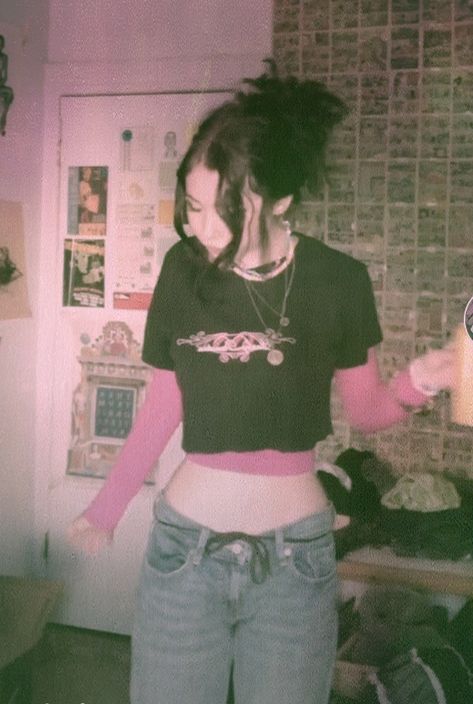 2000s grunge aesthetic credit: london!!! How To Be Grunge, 2000s Grunge Aesthetic, Early 2000s Grunge, Punk Aesthetic Outfit, Grunge 2000s, Grunge Girl Aesthetic, 2000s Punk, 2000s Grunge, Goth Gifts