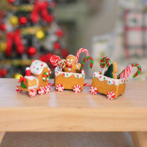 Mini Christmas Decorations Diy, Christmas Clay Ideas, Mini Choses, Miniature Candy, Christmas Miniatures, Christmas Village Sets, Christmas World, Gingerbread House Decorations, Holiday Pops