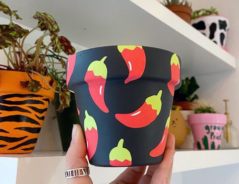 Painting Planters, Pots Diy, Plant Pot Design, Diy Pottery Painting, Flower Pot Art, Pot Painting, Plant Pot Diy, Terra Cotta Pot Crafts, Painted Pots Diy