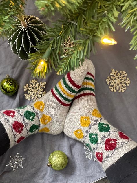 Christmas Socks Pattern, Pullover Sweater Knitting Pattern, Sock Knitting Pattern, Vintage Christmas Lights, Socks Knitting, Fair Isle Knitting Patterns, Sock Knitting, Socks Pattern, Christmas Knitting Patterns