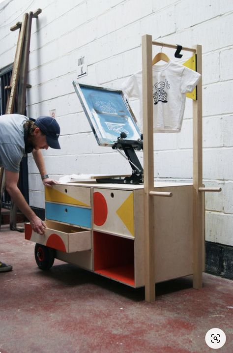 Screen Printing Studio, Screen Printing Press, Printmaking Projects, Food Rice, Craft Cupboard, Diy Screen Printing, Art Studio Room, Tiny People, Screen Printing Machine