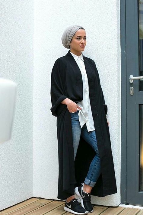 Turban Outfit, Hijab Turban Style, Street Hijab, Black Hijab, Turban Hijab, Modern Hijab, Street Hijab Fashion, Mode Turban, Long Black Coat