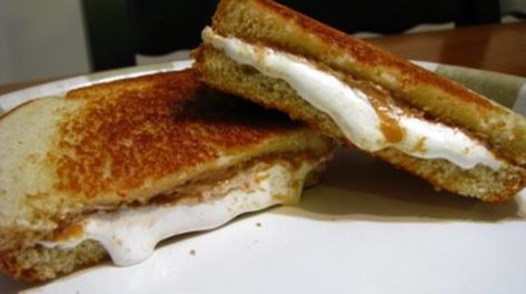 Courtesy Thisiswhyyourefat.com. Doesn't get much better than this. Flutternutter Sandwich, Cracker Dips, Fluffernutter Sandwich, Marshmallow Sandwich, Peanut Butter Nutella, Snack Shack, Cooking Bread, Yummy Meals, Marshmallow Creme