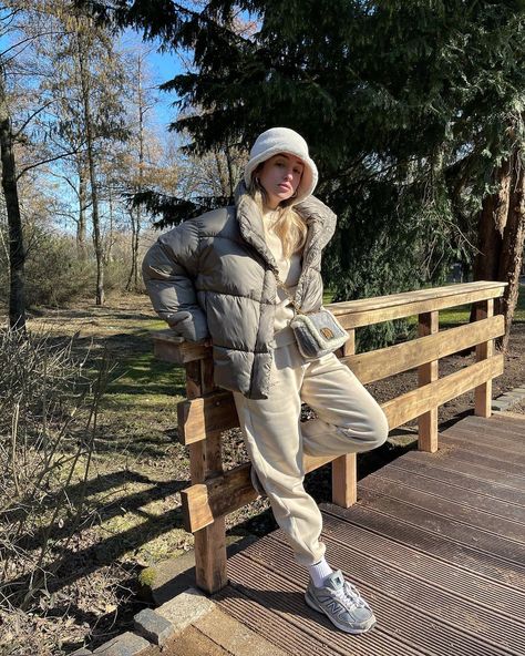 Sonia Lyson on Instagram: “March 2021 - still wearing sweats, still going for daily walks 🥲🥴😅” Bucket Hat Outfit Winter Street Styles, White Bucket Hat Outfit Winter, Winter Bucket Hat Outfit, Bucket Hat Winter Outfit, Cute Bucket Hat Outfits, Fuzzy Bucket Hat Outfit, Bucket Hat Outfit Winter, White Bucket Hat Outfit, Outfit With Bucket Hat