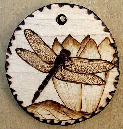 pyrography dragon fly Hitty Dolls, Tre Kunst, Pyrography Designs, Plates Wall, Wood Burning Stencils, Wood Burn Designs, Pyrography Patterns, Woodburning Projects, Pyrography Art