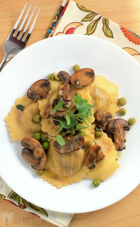 Simple Ravioli Marsala with Mushrooms and Peas · Erica's Recipes Vegetarian Marsala, Ravioli Sauce Recipe, Pork Marsala, Marsala Mushrooms, Shallot Recipes, Marsala Sauce, Mushroom Ravioli, Ravioli Recipe, Diner Recept