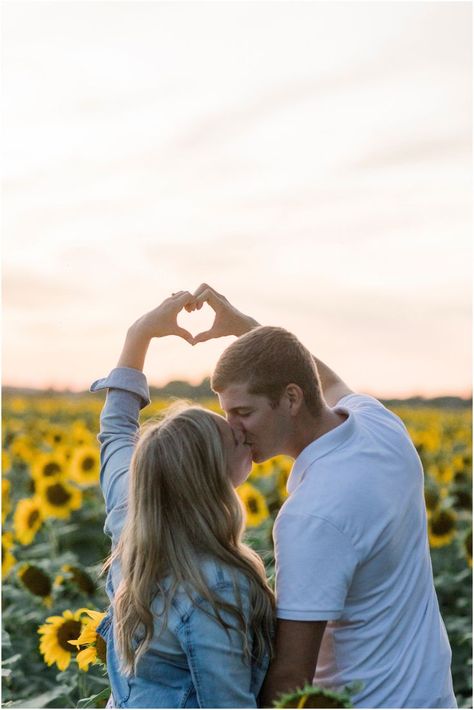 Sunflower Field Photoshoot Outfits Couple, Engagement Photos With Sunflowers, Sunflower Patch Photoshoot Couple, Sunflower Patch Engagement Pictures, Sunflower Poses Picture Ideas Couples, Engagement Sunset Photos, Sunflower Field Engagement Photoshoot, Sunflower Couple Pictures, Sunflower Photoshoot Ideas Family