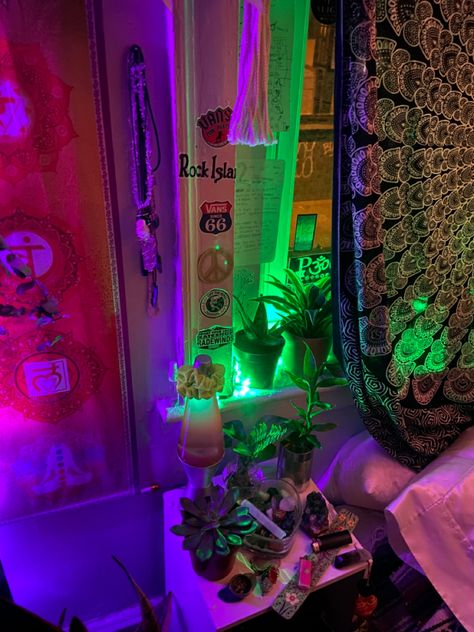 Trippy Game Room, Pothead Bedroom Decor, Psychadelic Room Aesthetic, Trippy Apartment, Crystal Room Decor, Hippie Bedroom Decor, Ideas Habitaciones, Trippy Room, Trippy Room Decor