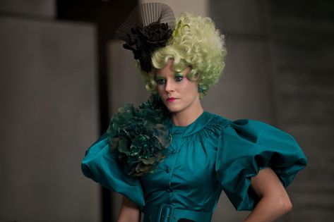 "The Hunger Games" movie still, 2012.  Elizabeth Banks as Effie Trinket. Katniss Costume, Hunger Games Effie, Hunger Games Capitol, Hunger Games Outfits, Capitol Couture, Hunger Games Fashion, Black Friday Funny, Hunger Games 2012, Hunger Games Characters