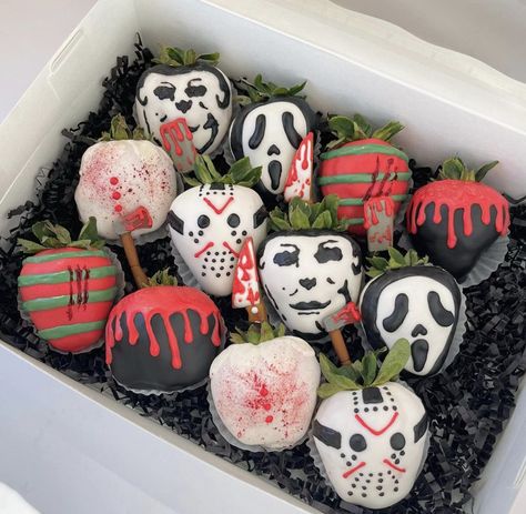 Halloween Themed Chocolate Strawberries, Halloween Themed Strawberries, Halloween Berries, Halloween Strawberries, Strawberry Business, Halloween Chocolate Covered Strawberries, Strawberries Ideas, Horror Cake, Treat Maker