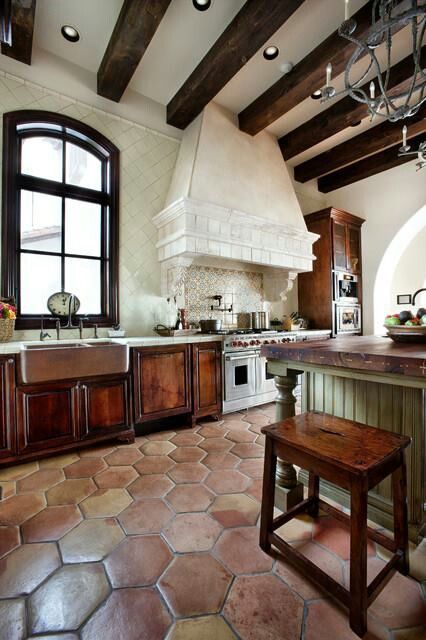 Love that stove and sink. Mediterranean Kitchen Design, Spanish Style Kitchen, Spanish Kitchen, Mediterranean Kitchen, Spanish Home, Spanish Style Home, Spanish Style Homes, Versace Home, Spanish Revival