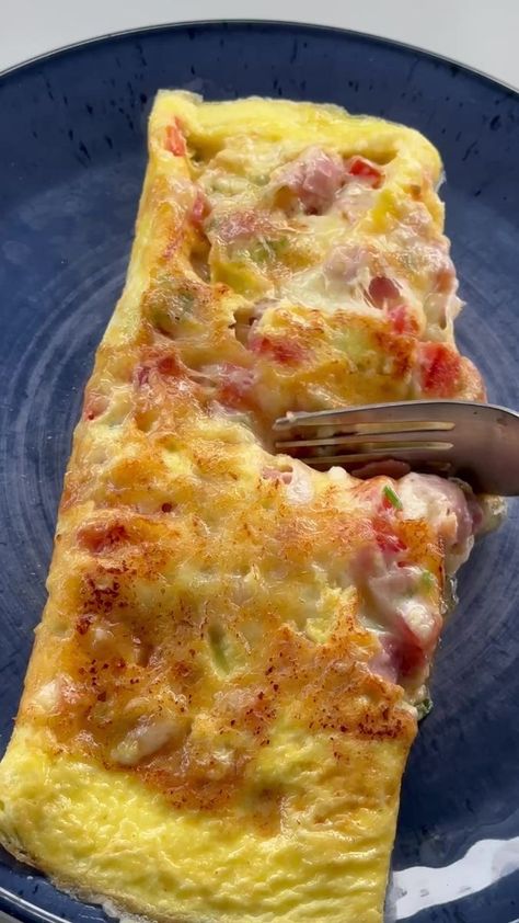 Omelette Ideas, Microwave Omelet, Cheese Omelette Recipe, Ham And Cheese Omelette, Best Omelette, Omelette Breakfast, Healthy Omelette, For Breakfast, Telur Dadar