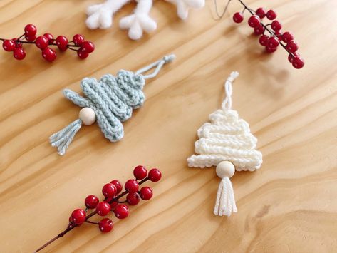 Free Pattern: Minimalist Christmas Trees Christmas Crochet Tree, Christmas Tree Knitting Pattern, Crochet Ornaments Free Pattern, Crochet Christmas Ornaments Free Pattern, Knit Christmas Ornaments, Knitted Christmas Decorations, Crochet Christmas Trees Pattern, Knitting Room, Pattern Minimalist