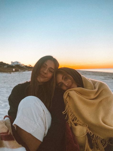 Ocean Pictures With Friends, Best Friends At The Beach Aesthetic, Sunrise Beach Aesthetic Friends, Beach Poses Instagram Friends, Bestie Beach Pics Picture Ideas, Friend Beach Poses Photo Ideas, Best Friend Beach Aesthetic, Poses For 2 Friends Beach, Beach Pictures Besties