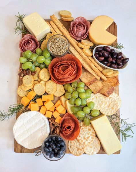 How to Make Charcuterie Board Salami Roses - Mama Did It Charcuttery Boards Diy, Sharqutery Board With Food, Curcutery Board Ideas, Chucatorie Board Ideas, Diy Charturie Boards, Simple Charcuterie Boards, Carcutary Board, Charcooterie Boards, Chautrie Board