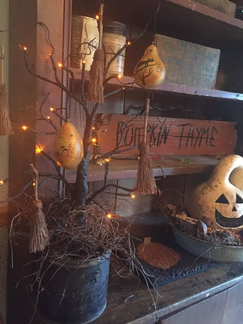 Primitive Fall Tree, Colonial Halloween Decor, Country Halloween Decor, Primitive Fall Decorating, Halloween Cottagecore, Witch Brooms, Prim Halloween, Primitive Pumpkins, Primitive Halloween Decor