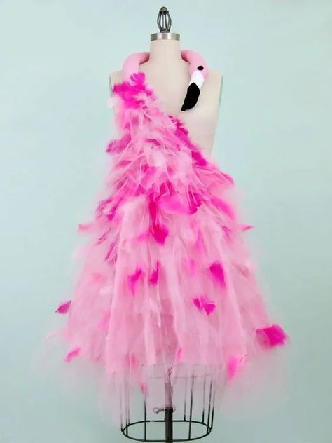 Flamingo Kostüm selber machen: einfache DIY-Ideen | maskerix.de Bjork Swan Dress, Garden Fairy Costume, Fairy Costume Diy, Flamingo Costume, Flamingo Birthday Party, Flamingo Dress, Diy Kostüm, Hallowen Costume, Balloon Dress