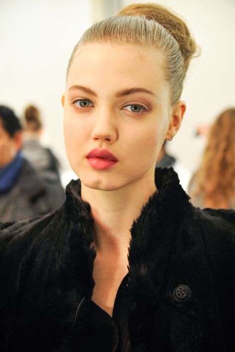 Her look is both alluring and arresting: Lindsey Wixson's larger-than-life lips, chin dimple and gap-between-her-teeth have made her a model to watch for all the right reasons. Chin Dimple, Lindsey Wixon, Unconventional Beauty, Cleft Chin, Lindsey Wixson, Beauty Face Women, Heart Face Shape, Girl Tips, Aesthetic Women