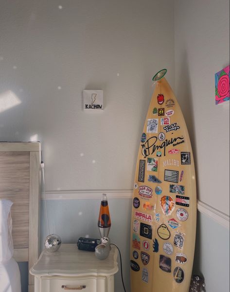 Surf Themed Room, Surfer Girl Room Aesthetic, Surfboard Room Decor, Surf Room Aesthetic, Surf Beach House, Beachy Room Aesthetic, Surfboard Room, Surf Interior, House Room Design