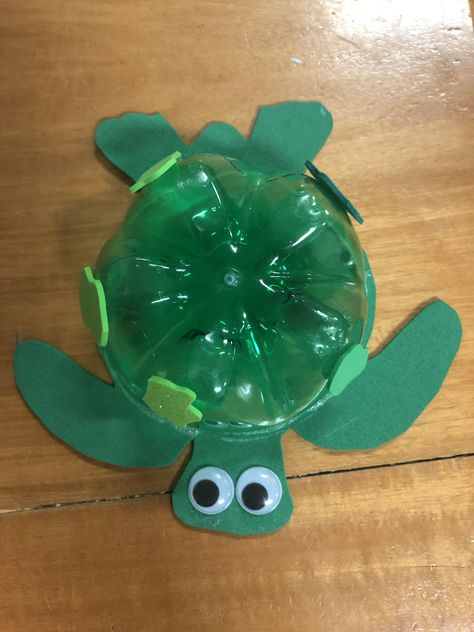 Plastik Recycling, Water Bottle Crafts, Under The Sea Decorations, Turtle Crafts, Plastic Bottle Flowers, Recycled Art Projects, Montessori Toddler Activities, Bible School Crafts, Bottle Cap Crafts