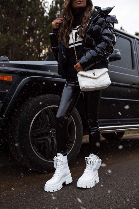 White Boots Combat Outfit, White Boots Outfit Combat, Styling Prada Boots, White Prada Boots Outfit, White Prada Boots, Prada Combat Boots Outfit, Platform Combat Boots Outfit, Prada Boots Outfit, Outfits With White Boots