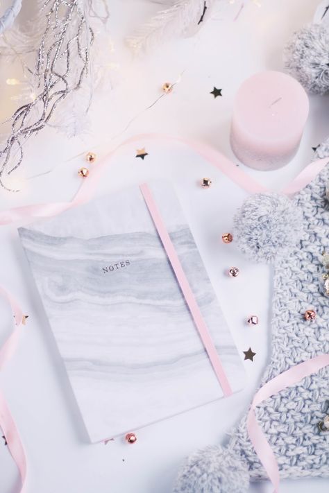 Christmas Flatlay, Flatlay Styling, Pastel Pink Aesthetic, Flat Lay Photography, Blogger Tips, 背景 シンプル, Flat Lays, Jolie Photo, Christmas Wallpaper